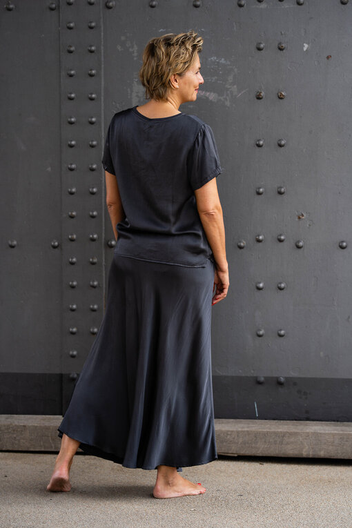 Edles Shirt mit Seide “BESSI” anthrazit (BA35) / Edler Rock mit Seide “ASYA” anthrazit (R01)