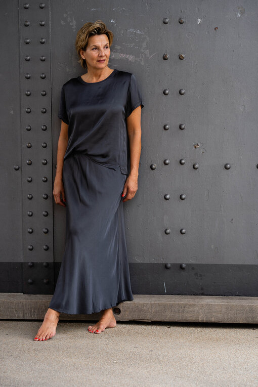 Edles Shirt mit Seide “BESSI” anthrazit (BA35) / Edler Rock mit Seide “ASYA” anthrazit (R01)