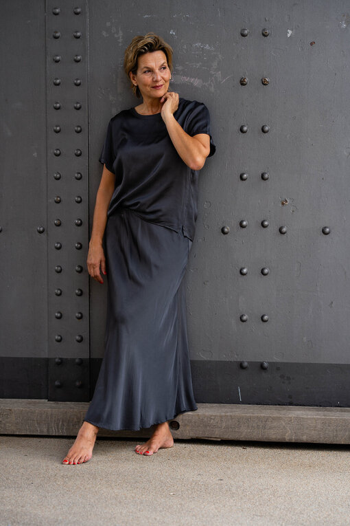 Edles Shirt mit Seide “BESSI” anthrazit (BA35) / Edler Rock mit Seide “ASYA” anthrazit (R01)