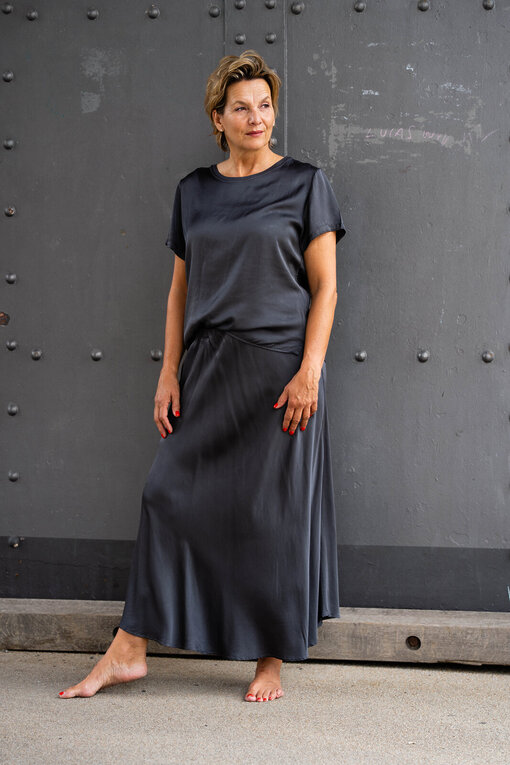 Edles Shirt mit Seide “BESSI” anthrazit (BA35) / Edler Rock mit Seide “ASYA” anthrazit (R01)