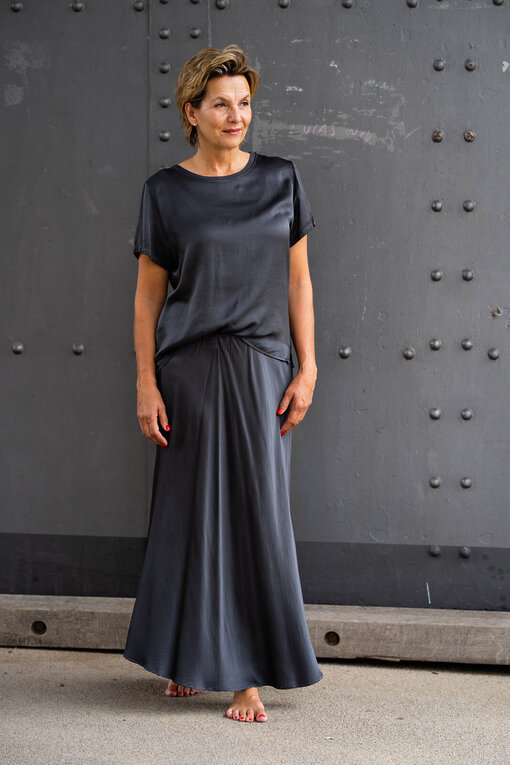 Edles Shirt mit Seide “BESSI” anthrazit (BA35) / Edler Rock mit Seide “ASYA” anthrazit (R01)