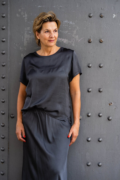Edles Shirt mit Seide “BESSI” anthrazit (BA35) / Edler Rock mit Seide “ASYA” anthrazit (R01)