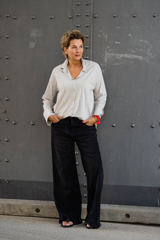 Oversized Hemdbluse “MARILISA” sand (PI16)/ Jeans “KALEA” – ebony black wash (ER79)