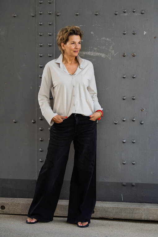 Oversized Hemdbluse “MARILISA” sand (PI16)/ Jeans “KALEA” – ebony black wash (ER79)