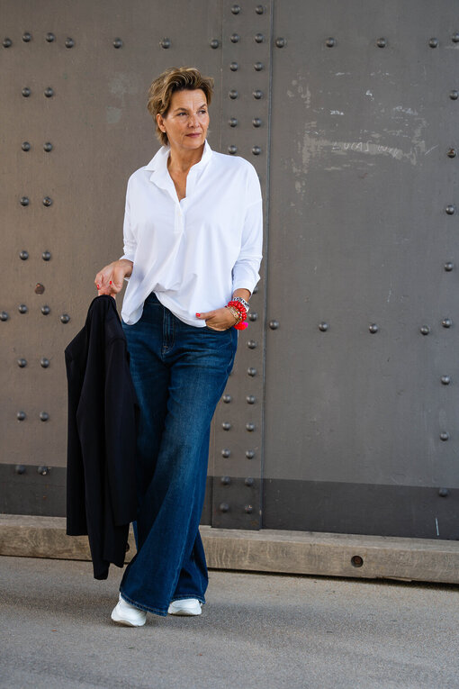 Jeans “KALEA” – braves blue (ER46) / Elastische Bluse “MAGDA” white (PI62) / Longblazer “BEATRIX” schwarz (B03)