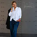 Jeans “KALEA” – braves blue (ER46) / Elastische Bluse “MAGDA” white (PI62) / Longblazer “BEATRIX” schwarz (B03)