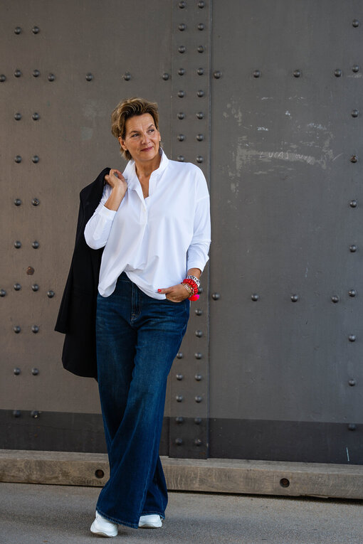 Jeans “KALEA” – braves blue (ER46) / Elastische Bluse “MAGDA” white (PI62) / Longblazer “BEATRIX” schwarz (B03)