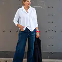 Jeans “KALEA” – braves blue (ER46) / Elastische Bluse “MAGDA” white (PI62) / Longblazer “BEATRIX” schwarz (B03)