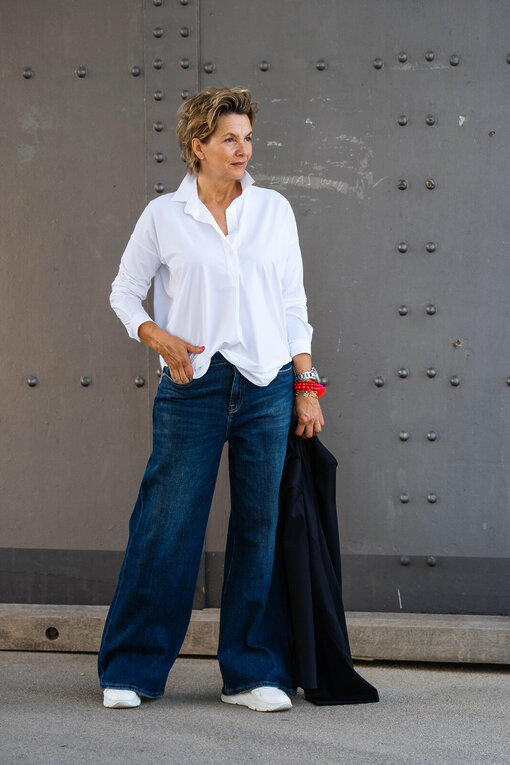 Jeans “KALEA” – braves blue (ER46) / Elastische Bluse “MAGDA” white (PI62) / Longblazer “BEATRIX” schwarz (B03)