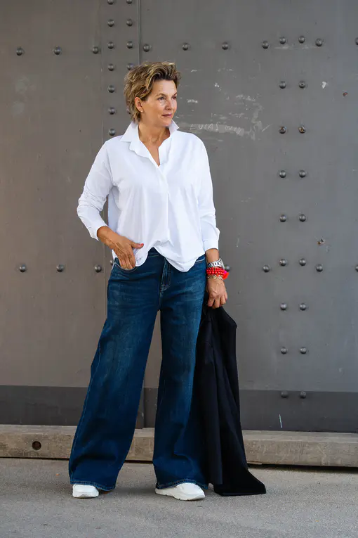 Jeans “KALEA” – braves blue (ER46) / Elastische Bluse “MAGDA” white (PI62) / Longblazer “BEATRIX” schwarz (B03)