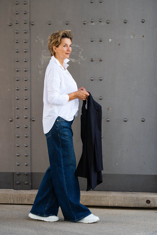Jeans “KALEA” – braves blue (ER46) / Elastische Bluse “MAGDA” white (PI62) / Longblazer “BEATRIX” schwarz (B03)