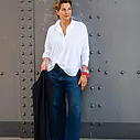 Jeans “KALEA” – braves blue (ER46) / Elastische Bluse “MAGDA” white (PI62) / Longblazer “BEATRIX” schwarz (B03)