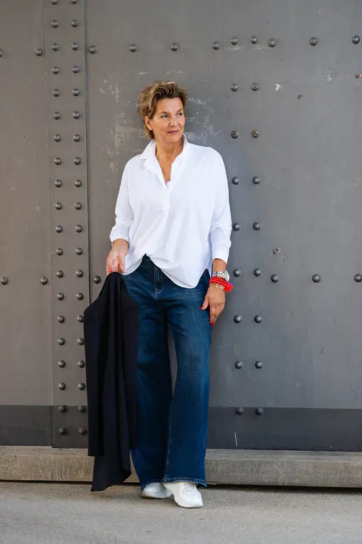 Jeans “KALEA” – braves blue (ER46) / Elastische Bluse “MAGDA” white (PI62) / Longblazer “BEATRIX” schwarz (B03)