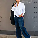 Jeans “KALEA” – braves blue (ER46) / Elastische Bluse “MAGDA” white (PI62) / Longblazer “BEATRIX” schwarz (B03)