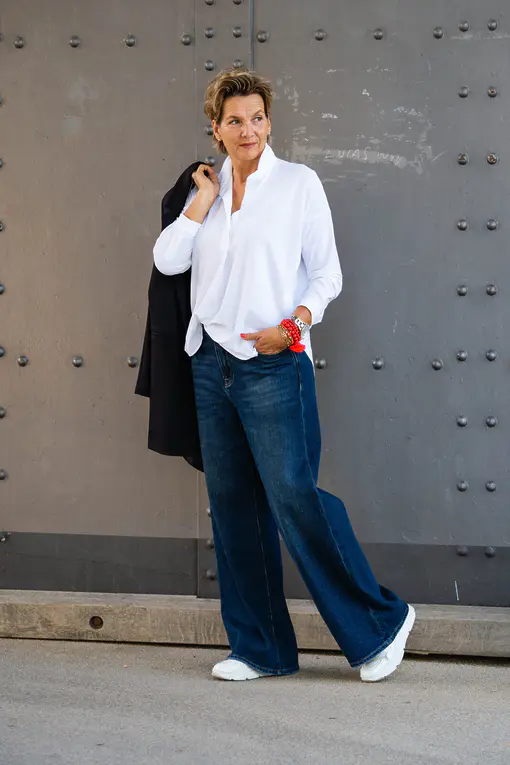 Jeans “KALEA” – braves blue (ER46) / Elastische Bluse “MAGDA” white (PI62) / Longblazer “BEATRIX” schwarz (B03)