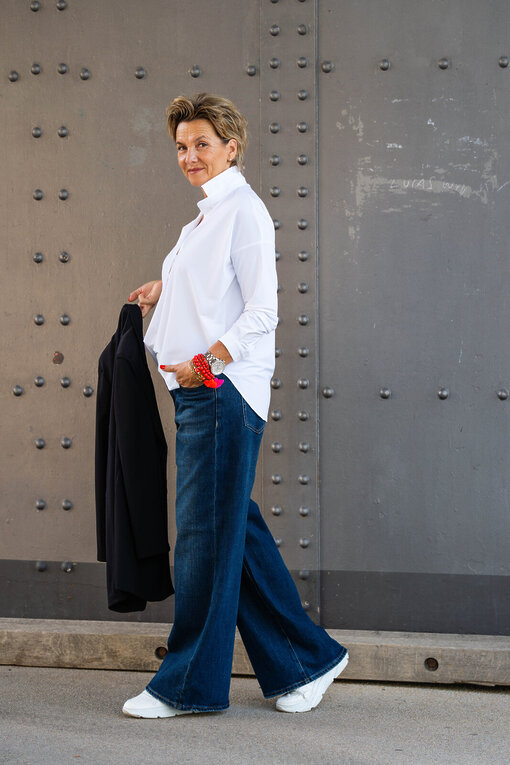 Jeans “KALEA” – braves blue (ER46) / Elastische Bluse “MAGDA” white (PI62) / Longblazer “BEATRIX” schwarz (B03)