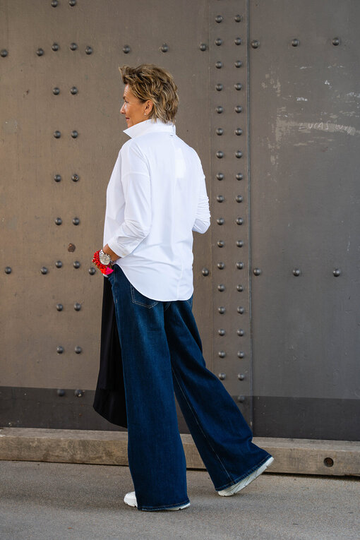 Jeans “KALEA” – braves blue (ER46) / Elastische Bluse “MAGDA” white (PI62) / Longblazer “BEATRIX” schwarz (B03)