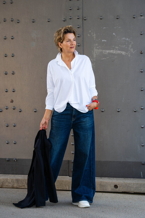 Jeans “KALEA” – braves blue (ER46) / Elastische Bluse “MAGDA” white (PI62) / Longblazer “BEATRIX” schwarz (B03)