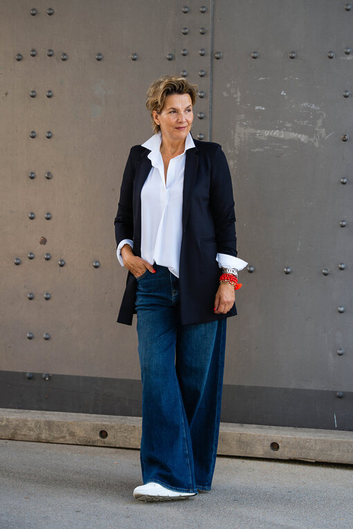 Jeans “KALEA” – braves blue (ER46) / Elastische Bluse “MAGDA” white (PI62) / Longblazer “BEATRIX” schwarz (B03)