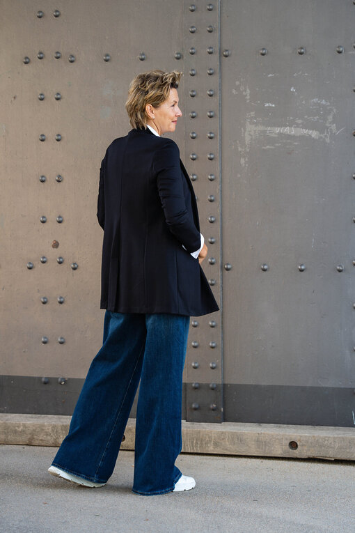 Jeans “KALEA” – braves blue (ER46) / Elastische Bluse “MAGDA” white (PI62) / Longblazer “BEATRIX” schwarz (B03)