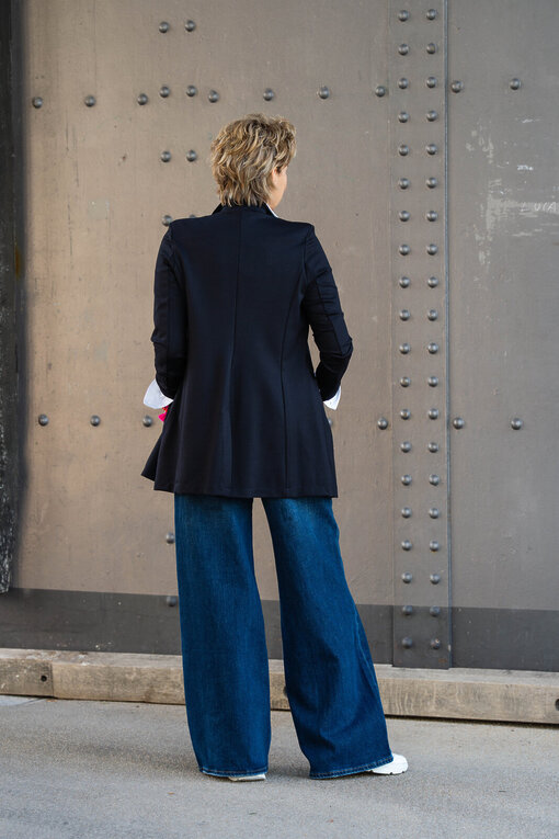 Jeans “KALEA” – braves blue (ER46) / Elastische Bluse “MAGDA” white (PI62) / Longblazer “BEATRIX” schwarz (B03)