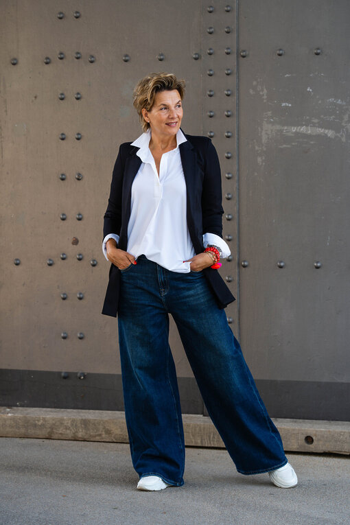Jeans “KALEA” – braves blue (ER46) / Elastische Bluse “MAGDA” white (PI62) / Longblazer “BEATRIX” schwarz (B03)
