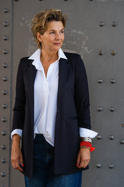 Jeans “KALEA” – braves blue (ER46) / Elastische Bluse “MAGDA” white (PI62) / Longblazer “BEATRIX” schwarz (B03)