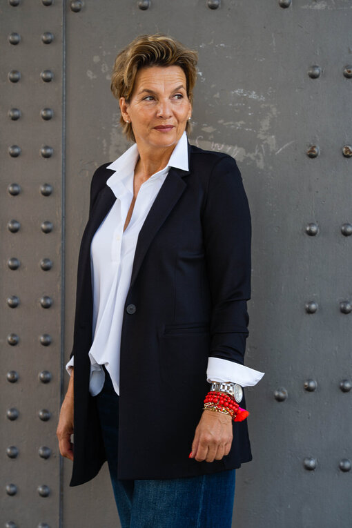 Jeans “KALEA” – braves blue (ER46) / Elastische Bluse “MAGDA” white (PI62) / Longblazer “BEATRIX” schwarz (B03)