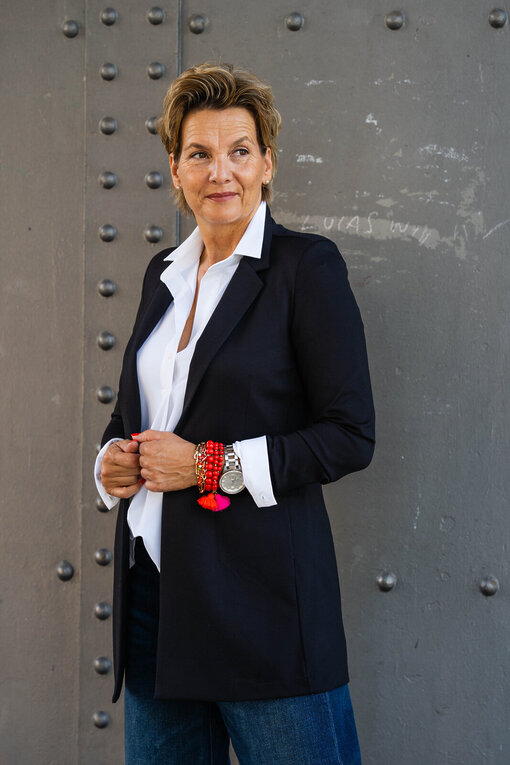 Jeans “KALEA” – braves blue (ER46) / Elastische Bluse “MAGDA” white (PI62) / Longblazer “BEATRIX” schwarz (B03)
