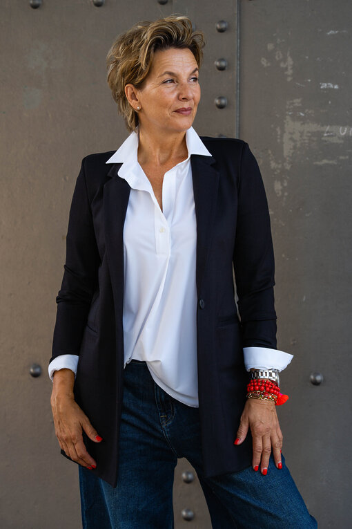 Jeans “KALEA” – braves blue (ER46) / Elastische Bluse “MAGDA” white (PI62) / Longblazer “BEATRIX” schwarz (B03)