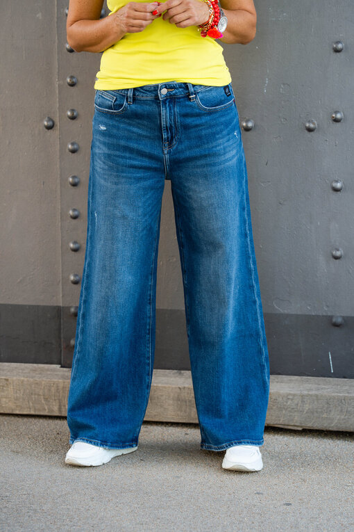 Tanktop “SCARLETT” electric (PI04) / Jeans “KALEA” – maya blue (ER50)