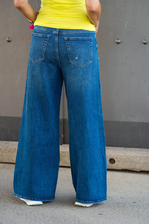 Tanktop “SCARLETT” electric (PI04) / Jeans “KALEA” – maya blue (ER50)