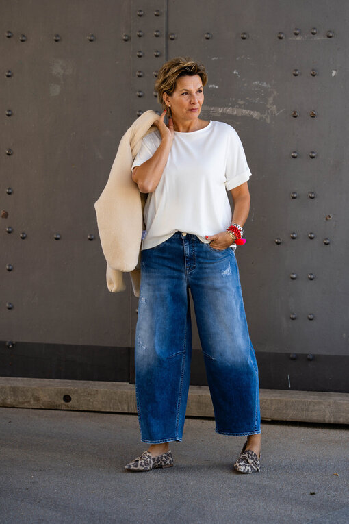 Lockeres Kurzarmshirt “LYRA” wollweiß (BA20)/Jeans “BARROW ORGANIC” – mid destroy (HL17)/ Kuschelige Teddyjacke “PIPER” ecru (PI27)