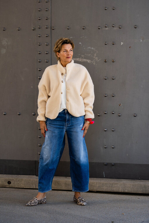 Lockeres Kurzarmshirt “LYRA” wollweiß (BA20)/Jeans “BARROW ORGANIC” – mid destroy (HL17)/ Kuschelige Teddyjacke “PIPER” ecru (PI27)