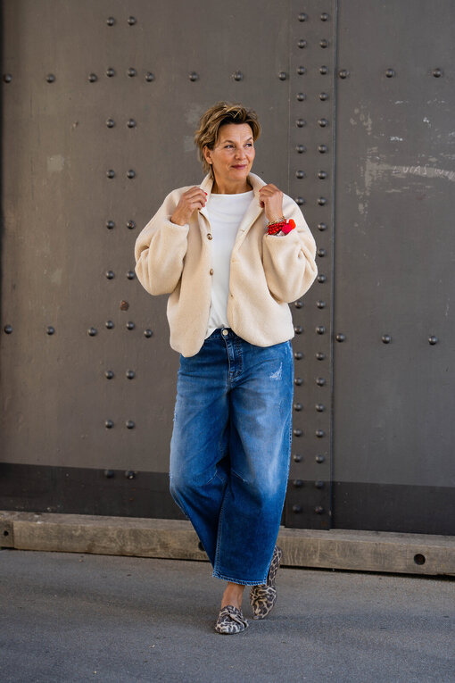 Lockeres Kurzarmshirt “LYRA” wollweiß (BA20)/Jeans “BARROW ORGANIC” – mid destroy (HL17)/ Kuschelige Teddyjacke “PIPER” ecru (PI27)