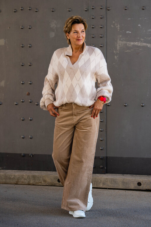 Strickpullover mit Polokragen “JADE” tan diamonds (ER02) / Cord Pants “KALEA CORD” tan (ER64)