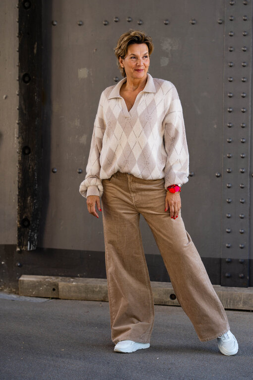 Strickpullover mit Polokragen “JADE” tan diamonds (ER02) / Cord Pants “KALEA CORD” tan (ER64)