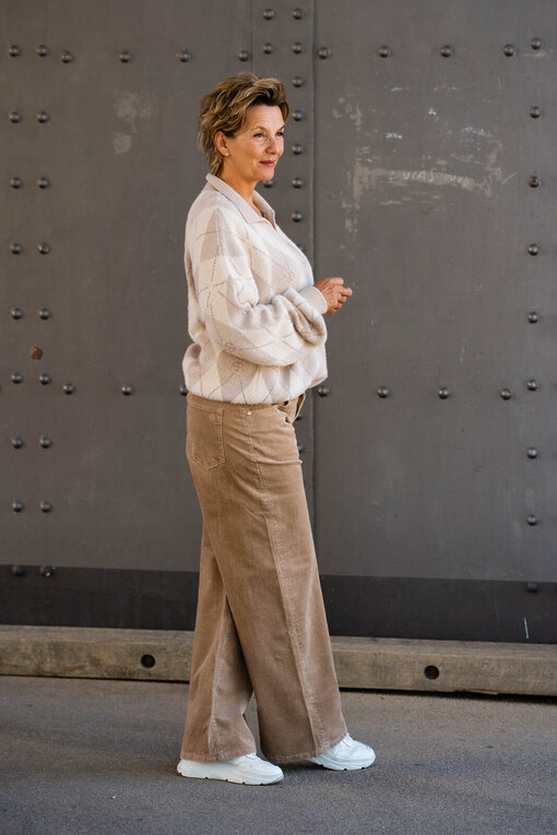 Strickpullover mit Polokragen “JADE” tan diamonds (ER02) / Cord Pants “KALEA CORD” tan (ER64)