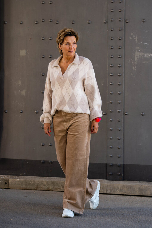 Strickpullover mit Polokragen “JADE” tan diamonds (ER02) / Cord Pants “KALEA CORD” tan (ER64)