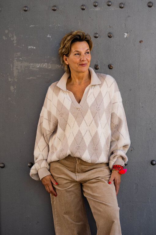 Strickpullover mit Polokragen “JADE” tan diamonds (ER02) / Cord Pants “KALEA CORD” tan (ER64)