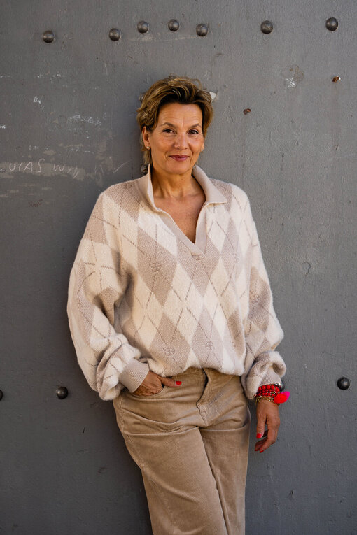 Strickpullover mit Polokragen “JADE” tan diamonds (ER02) / Cord Pants “KALEA CORD” tan (ER64)