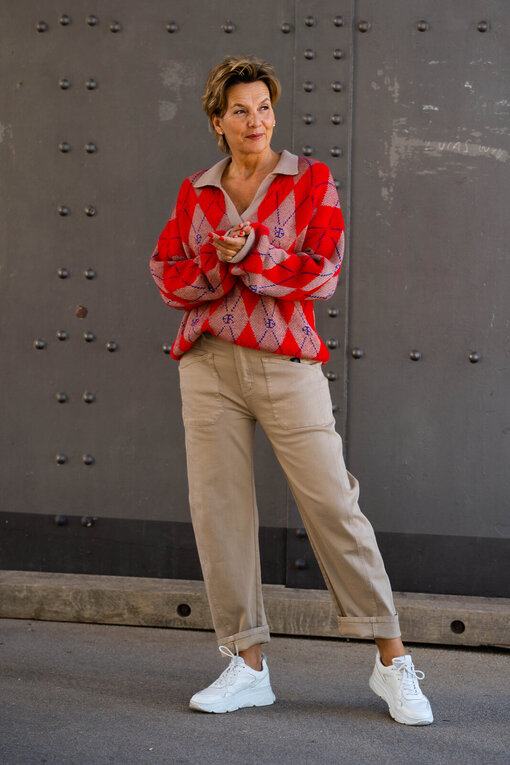 O-Shape Pants “ISABELLA” – tan (ER38) /Strickpullover mit Polokragen “JADE” real red diamonds (ER02)