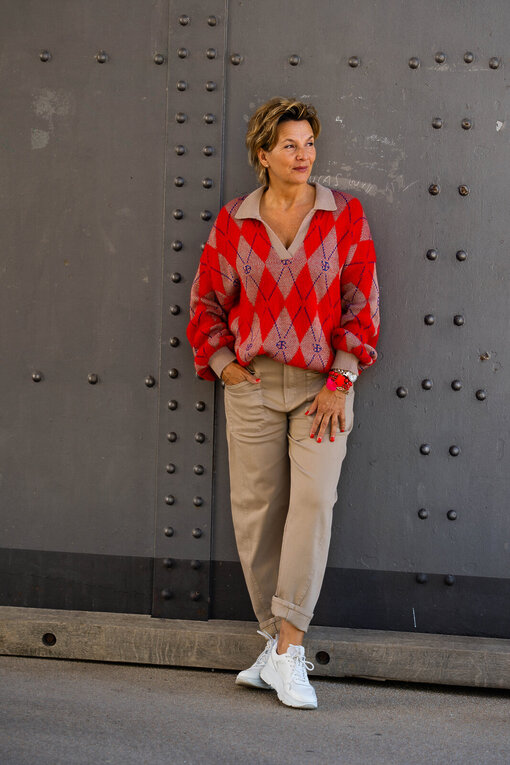 O-Shape Pants “ISABELLA” – tan (ER38) /Strickpullover mit Polokragen “JADE” real red diamonds (ER02)