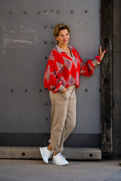 O-Shape Pants “ISABELLA” – tan (ER38) /Strickpullover mit Polokragen “JADE” real red diamonds (ER02)