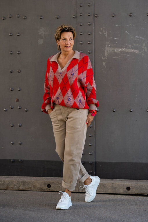 O-Shape Pants “ISABELLA” – tan (ER38) /Strickpullover mit Polokragen “JADE” real red diamonds (ER02)