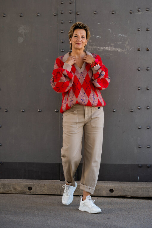 O-Shape Pants “ISABELLA” – tan (ER38) /Strickpullover mit Polokragen “JADE” real red diamonds (ER02)