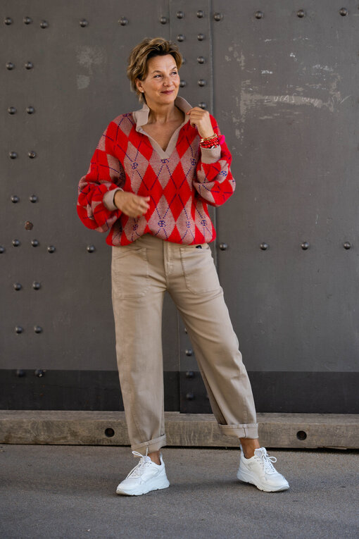 O-Shape Pants “ISABELLA” – tan (ER38) /Strickpullover mit Polokragen “JADE” real red diamonds (ER02)