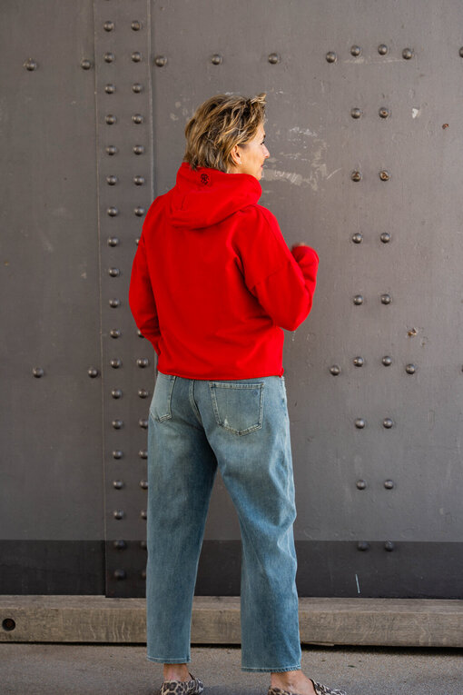 Cooler Soft Hoodie “EDDA” tomato/black (PI11) / Jeans “YOANA” – sky grey blue (ER63)