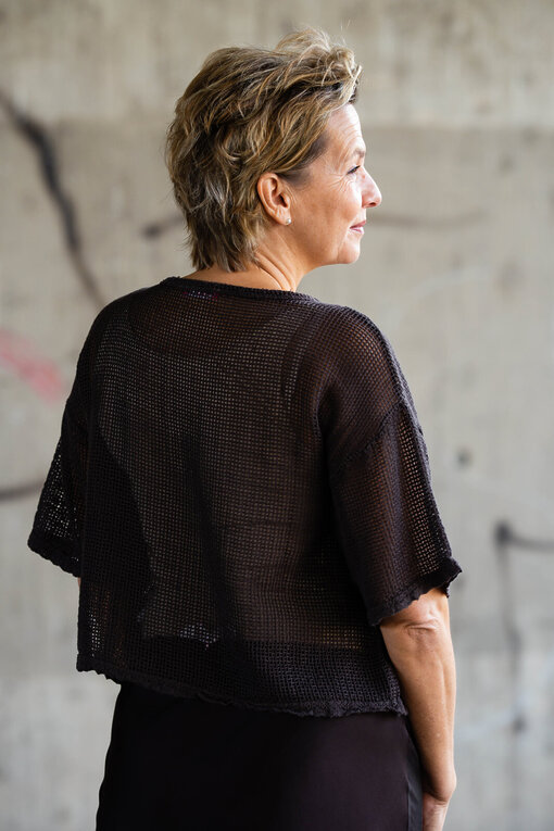 Feiner Maxirock “DOLORES” schokobraun (R02) / Lockeres Netzshirt “COCO” schokobraun (GW33)