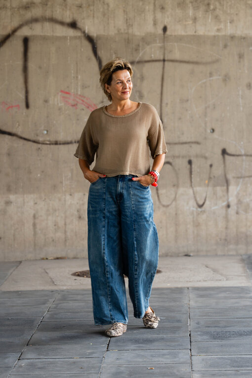 Lockeres Netzshirt “COCO” camel (GW33)/ Ballon Jeans “PIA” – dirty cool blue (ER69)